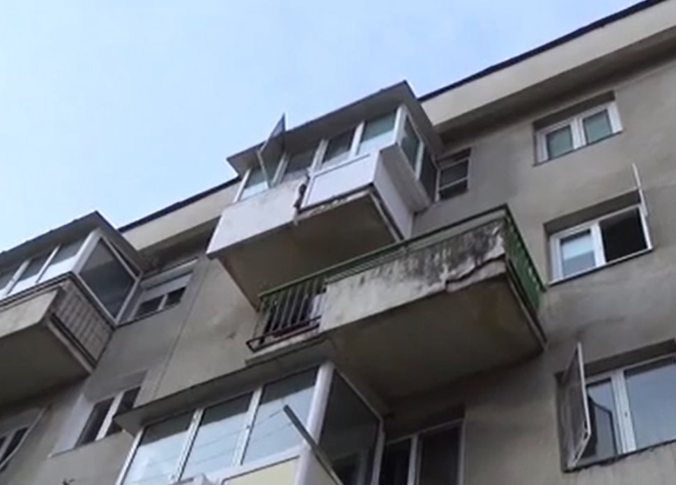 Un copil a căzut de la etajul trei al unui bloc din Capitală