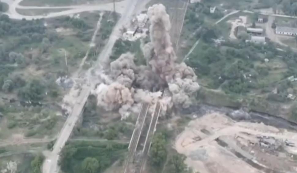 Militarii ucraineni s-au filmat în timp ce minau un pod din Lugansk pe care urmau să treacă rușii 768709