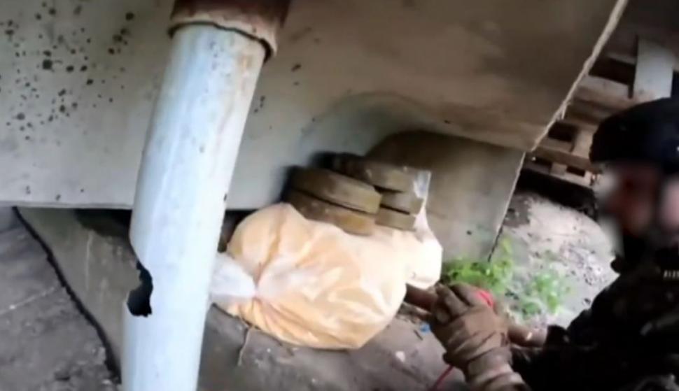 Militarii ucraineni s-au filmat în timp ce minau un pod din Lugansk pe care urmau să treacă rușii 768710