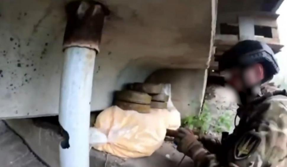 Militarii ucraineni s-au filmat în timp ce minau un pod din Lugansk pe care urmau să treacă rușii 768712
