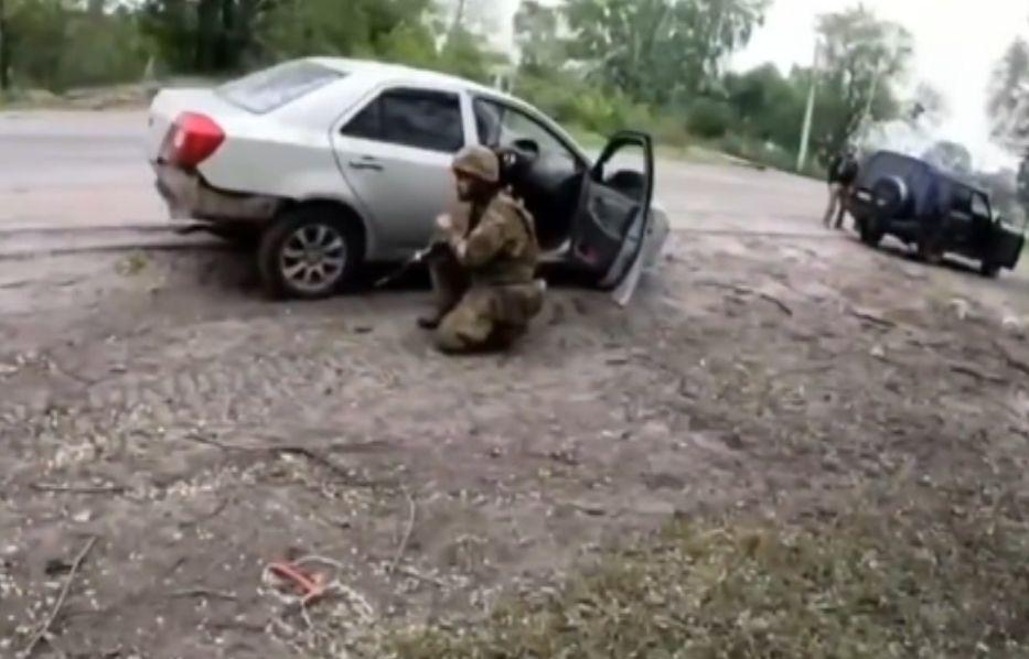 Militarii ucraineni s-au filmat în timp ce minau un pod din Lugansk pe care urmau să treacă rușii 768713