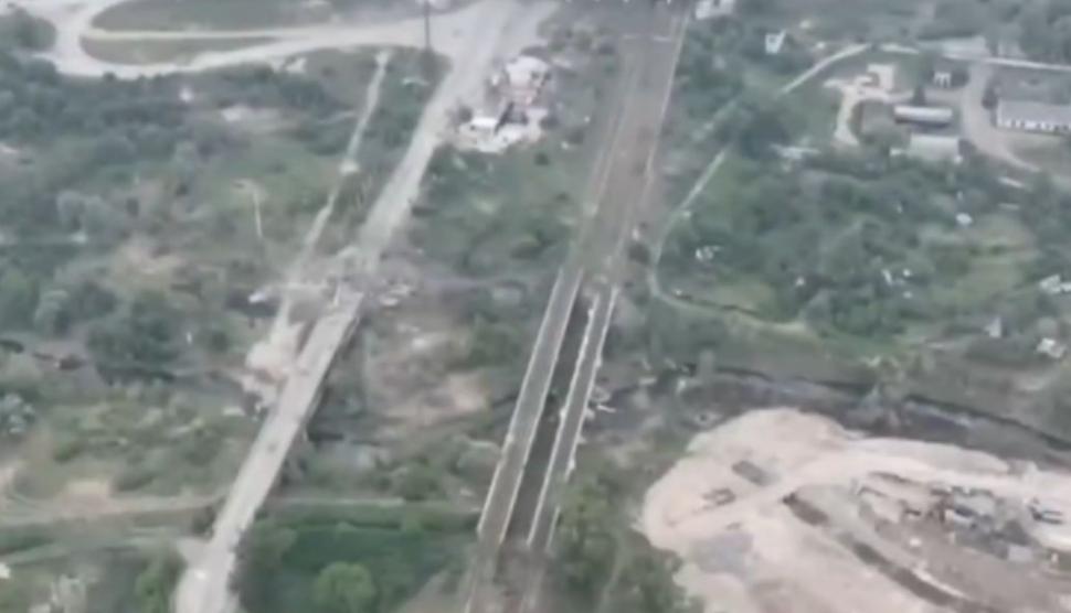 Militarii ucraineni s-au filmat în timp ce minau un pod din Lugansk pe care urmau să treacă rușii 768714