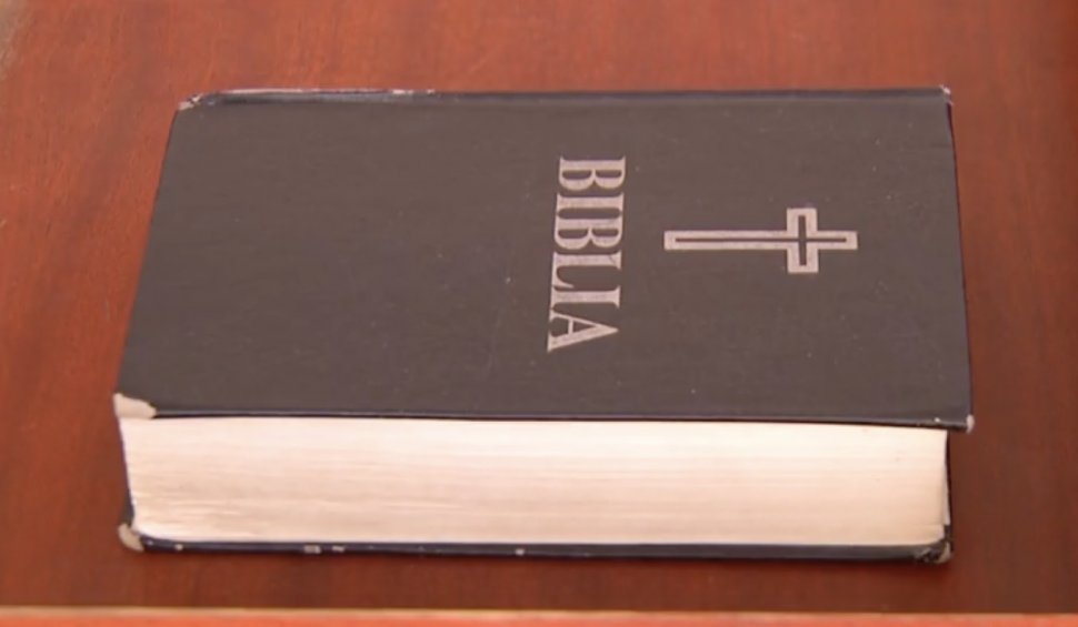 Un recidivist din Galați a cerut 4 ciorbe de burtă pentru a da declarații la tribunal, apoi a aruncat Biblia spre judecător