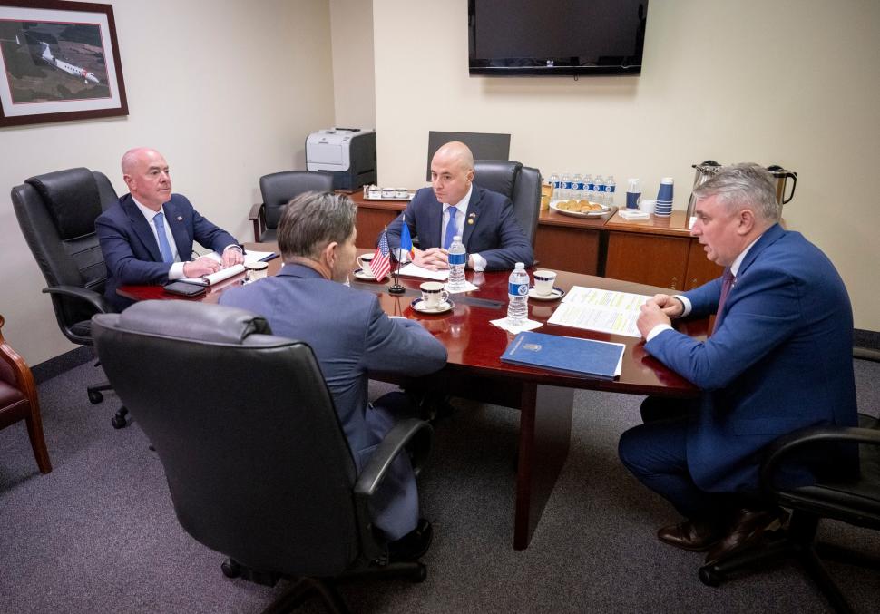 Ambasadorul României în SUA, Andrei Muraru, după întâlnirea cu Secretarul pentru Securitate Internă al SUA: ”Am vorbit despre accederea în programul Visa Waiver” 769108