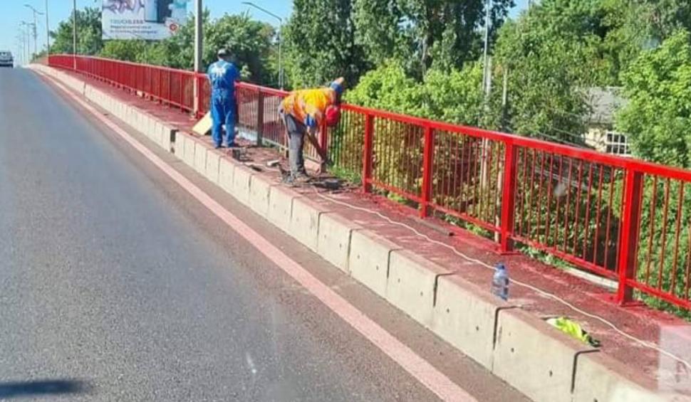 Gafă de proporții a unor muncitori din București. Au vopsit o balustradă la podul Otopeni și toate mașinile care se aflau sub pod 769071