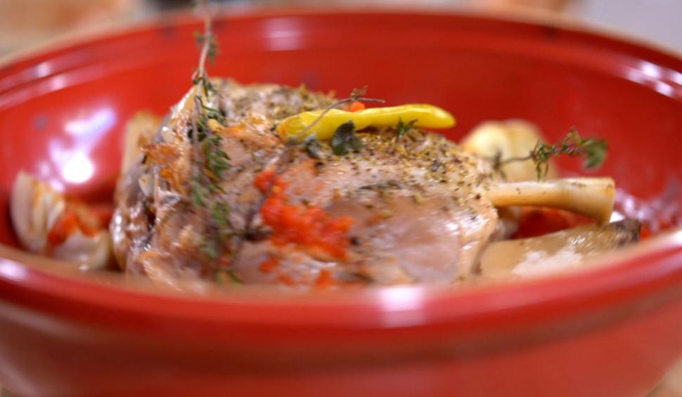 Alin Gălăţescu a defilat cu un preparat delicios în bucătăria lui Ştefan Lungu. Mâncare de fasole cu ciolan afumat şi fasole bătută 768698