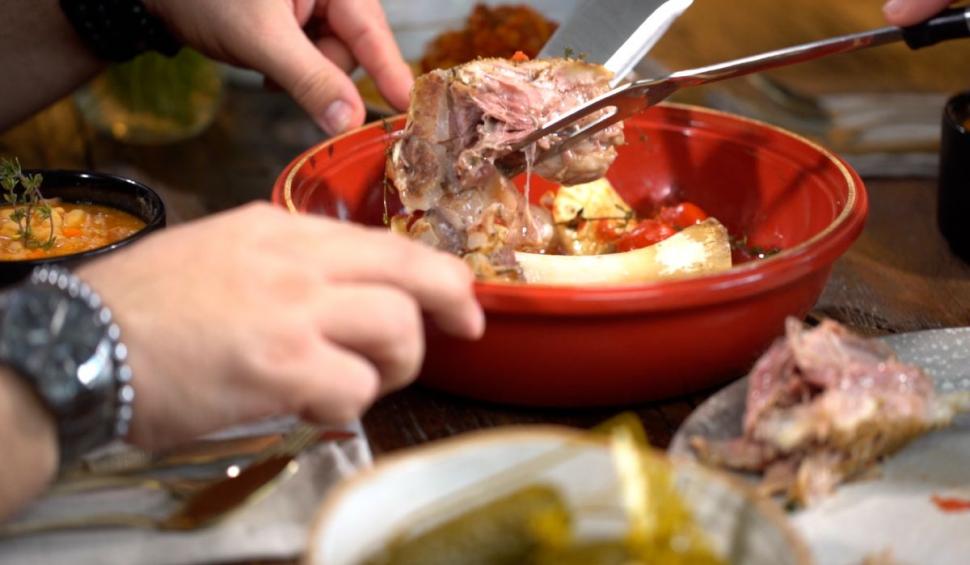 Alin Gălăţescu a defilat cu un preparat delicios în bucătăria lui Ştefan Lungu. Mâncare de fasole cu ciolan afumat şi fasole bătută 768699