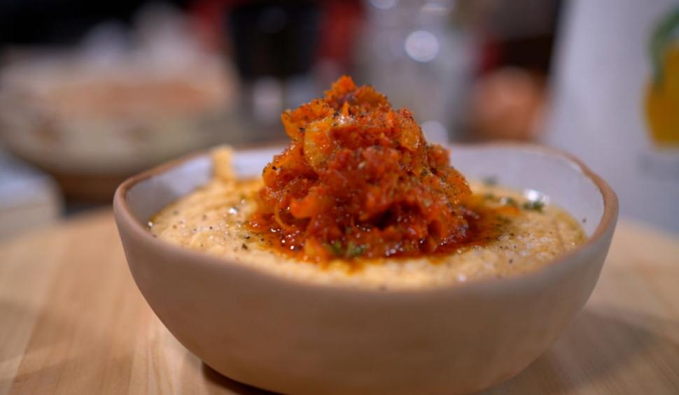 Alin Gălăţescu a defilat cu un preparat delicios în bucătăria lui Ştefan Lungu. Mâncare de fasole cu ciolan afumat şi fasole bătută 768700