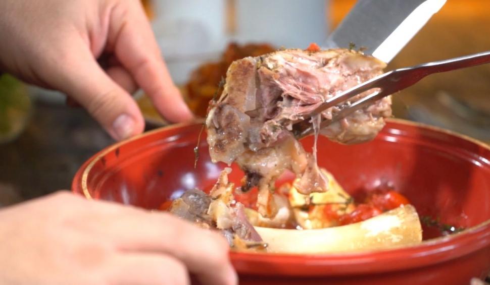 Alin Gălăţescu, între pasiune pentru modă, ştiinţe exacte şi bun gust. Ştefan Lungu a gătit alături de criticul de modă în ediţia 2 "Gătit la costum", sezonul 2  768494