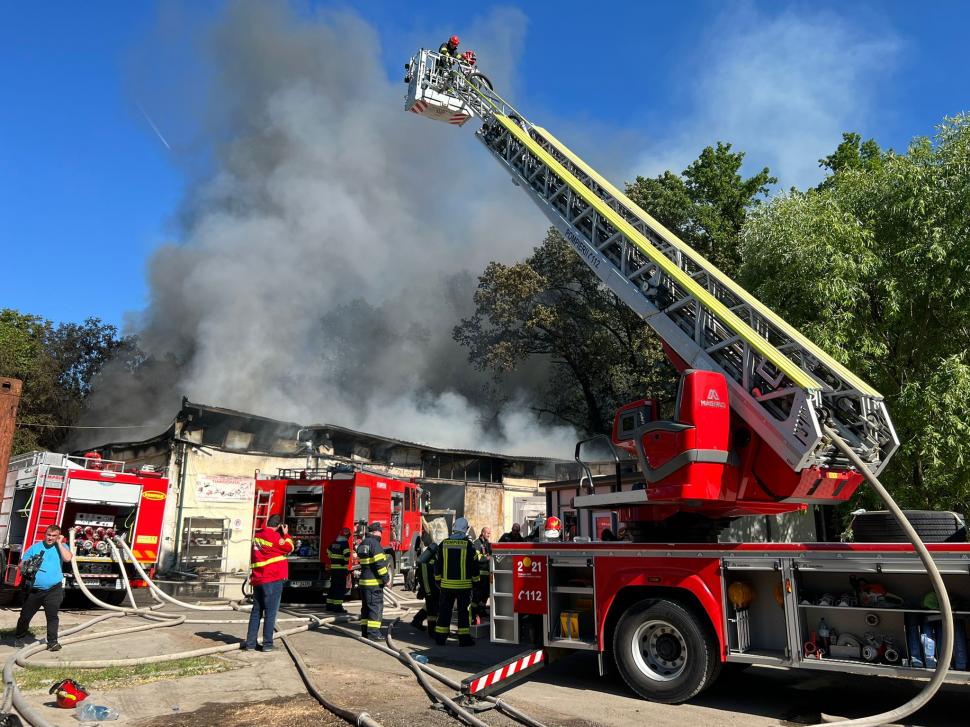 Incendiu puternic la o hală de construcţii din Timişoara 769334