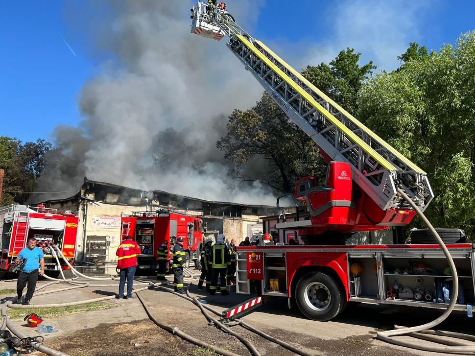 Incendiu puternic la o hală de construcţii din Timişoara 769335