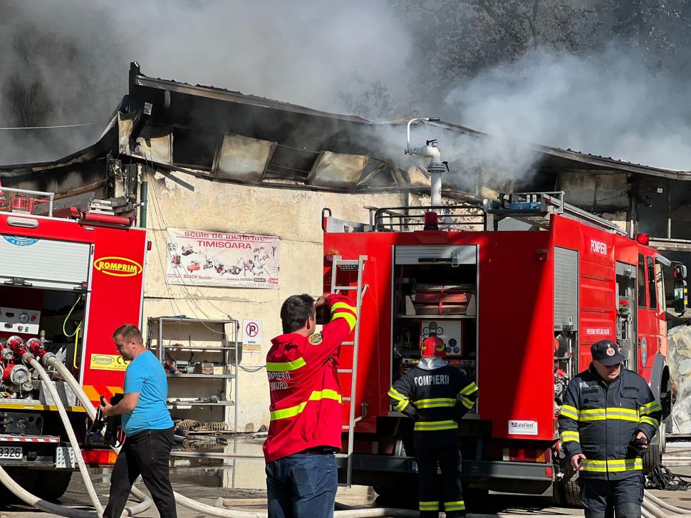 Incendiu puternic la o hală de construcţii din Timişoara 769336