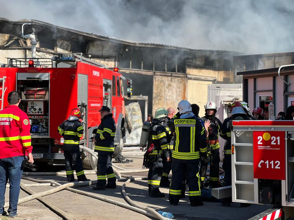 Incendiu puternic la o hală de construcţii din Timişoara 769337