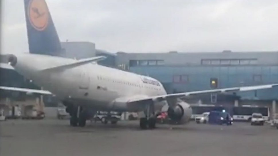 Alertă pe Aeroportul Otopeni! Piloţii unei curse spre Paris au întrerupt decolarea și s-au oprit pe calea de rulare
