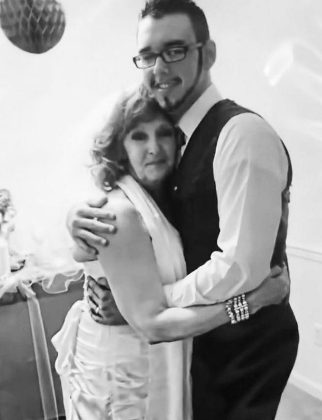 Dovada că iubirea nu are vârstă. Ea are 77 de ani, iar el, 24. "Amorul este încă grozav" 769578