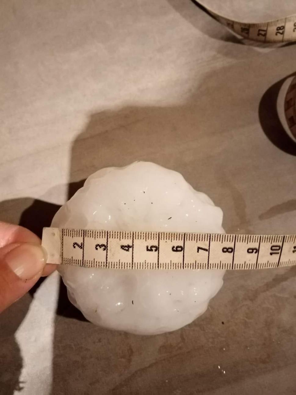 Continuă furtunile puternice în vestul Europei. Franța a fost lovită de grindină cu diametrul unei mingi de tenis 769413