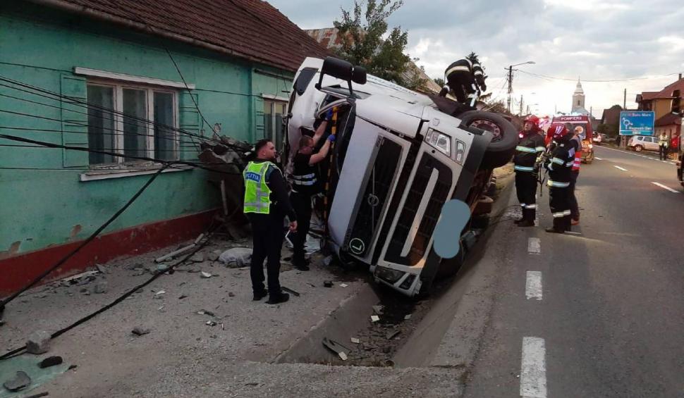 Distrugeri în lanț în județul Maramureș. Un șofer de TIR beat a ucis un bărbat aflat pe trotuar, a dărâmat stâlpi de electricitate și s-a oprit într-o casă 769405