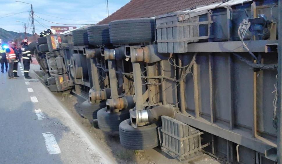 Distrugeri în lanț în județul Maramureș. Un șofer de TIR beat a ucis un bărbat aflat pe trotuar, a dărâmat stâlpi de electricitate și s-a oprit într-o casă 769406