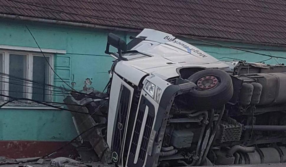 Distrugeri în lanț în județul Maramureș. Un șofer de TIR beat a ucis un bărbat aflat pe trotuar, a dărâmat stâlpi de electricitate și s-a oprit într-o casă 769407