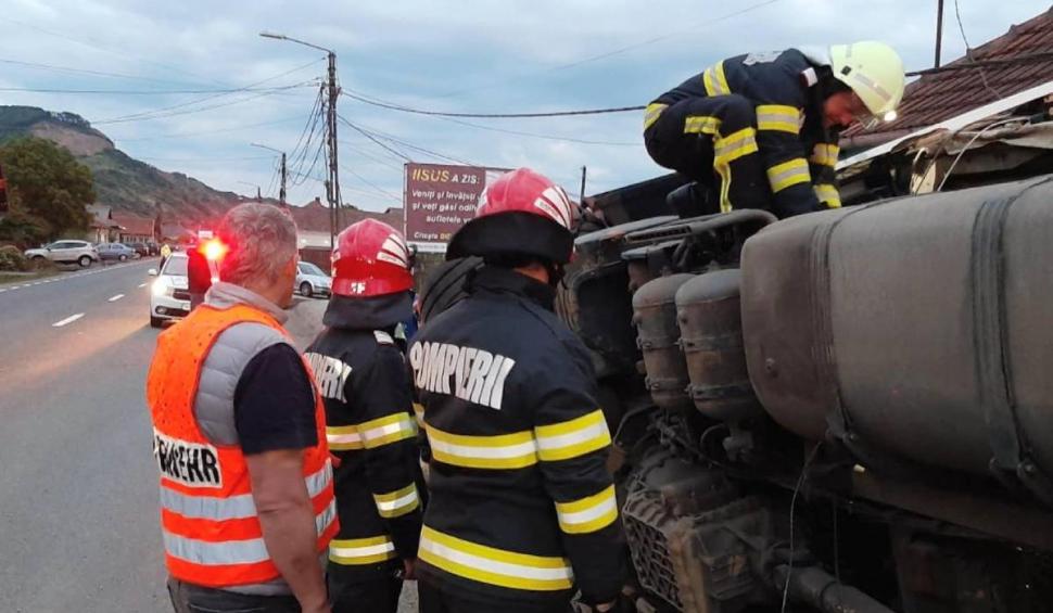 Distrugeri în lanț în județul Maramureș. Un șofer de TIR beat a ucis un bărbat aflat pe trotuar, a dărâmat stâlpi de electricitate și s-a oprit într-o casă 769408