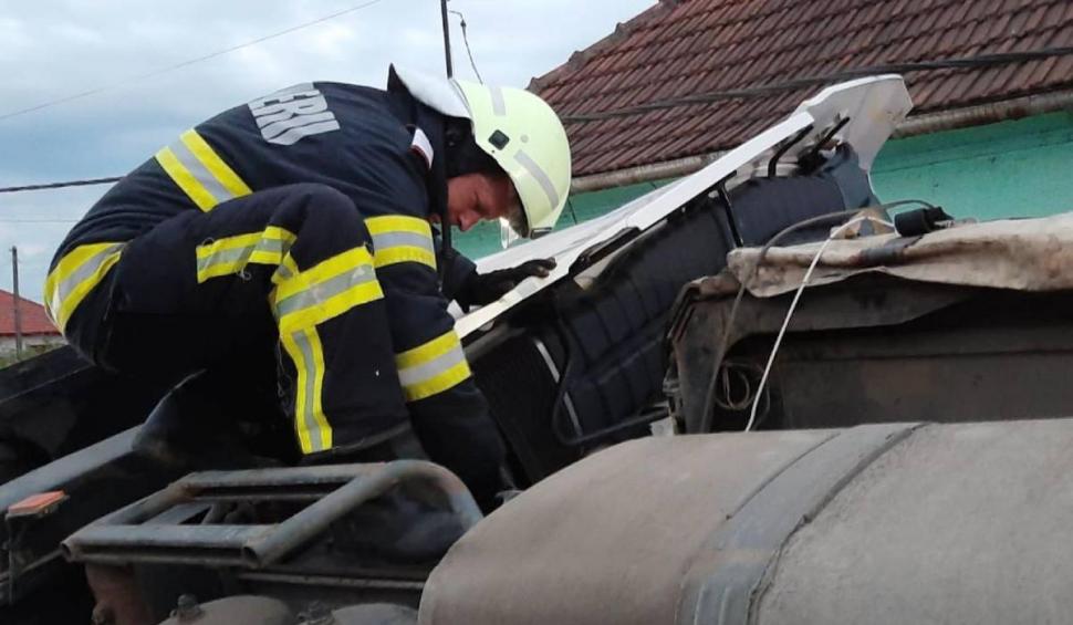 Distrugeri în lanț în județul Maramureș. Un șofer de TIR beat a ucis un bărbat aflat pe trotuar, a dărâmat stâlpi de electricitate și s-a oprit într-o casă 769409