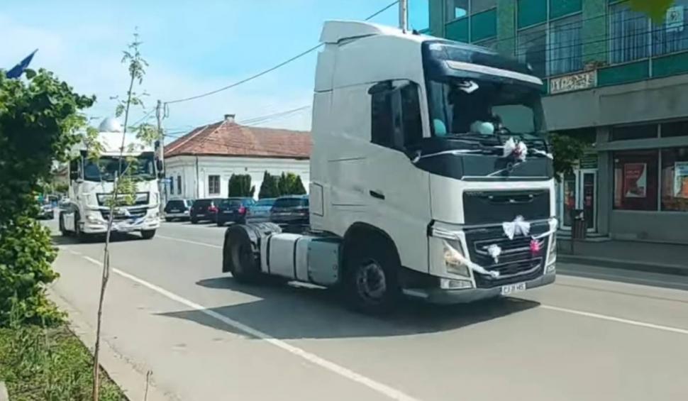 Nuntă inedită la Cluj. Un bărbat și o femeie au venit cu TIR-urile la starea civilă din Gherla 769478