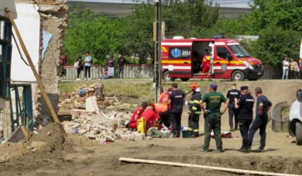 Un bărbat a murit, iar altul a fost rănit, după ce peretele unei clădiri s-a prăbuşit peste ei, în Botoşani  769838