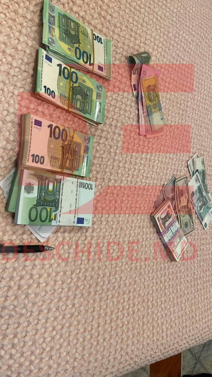 Suma uriașă de bani găsită la percheziții de procurorii care l-au reținut pe Igor Dodon 769856