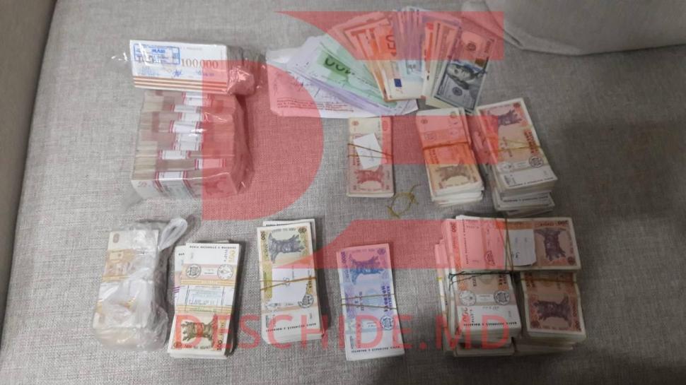 Suma uriașă de bani găsită la percheziții de procurorii care l-au reținut pe Igor Dodon 769859