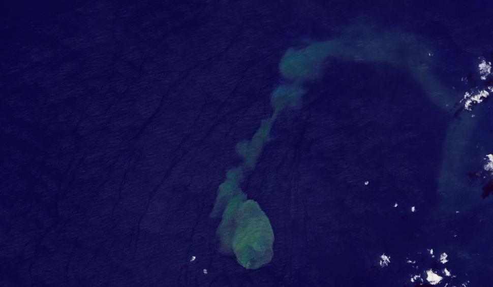 Erupția unui vulcan în care trăiesc rechini, surprinsă de un satelit NASA: "Pregătește-te pentru Sharkcano"