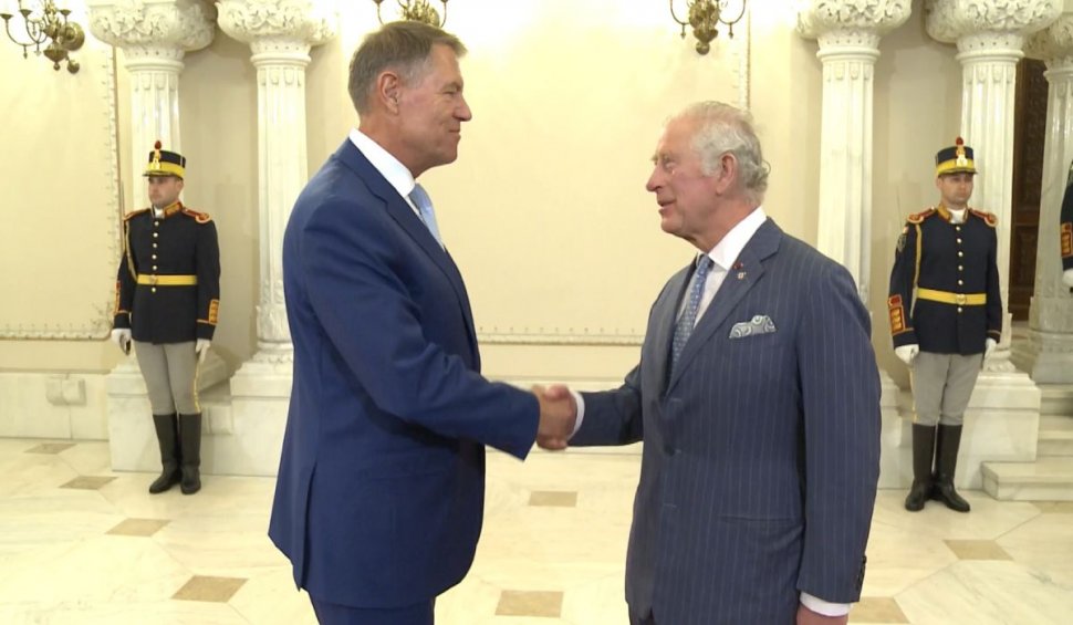Prințul Charles a ajuns în România şi a fost primit de Klaus Iohannis la Palatul Cotroceni