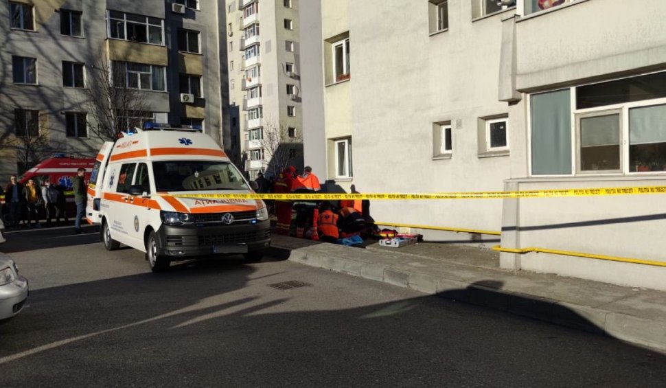 Un copil de un an a căzut de la etajul 4 al unui bloc din Petroșani. Părinţii erau în casă