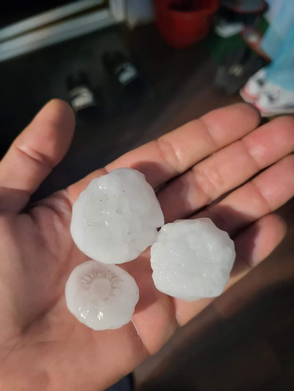 Haos provocat de furtună, la Timișoara: Acoperișuri smulse de vânt, locuințe inundate, grindină cât oul de găină 770184