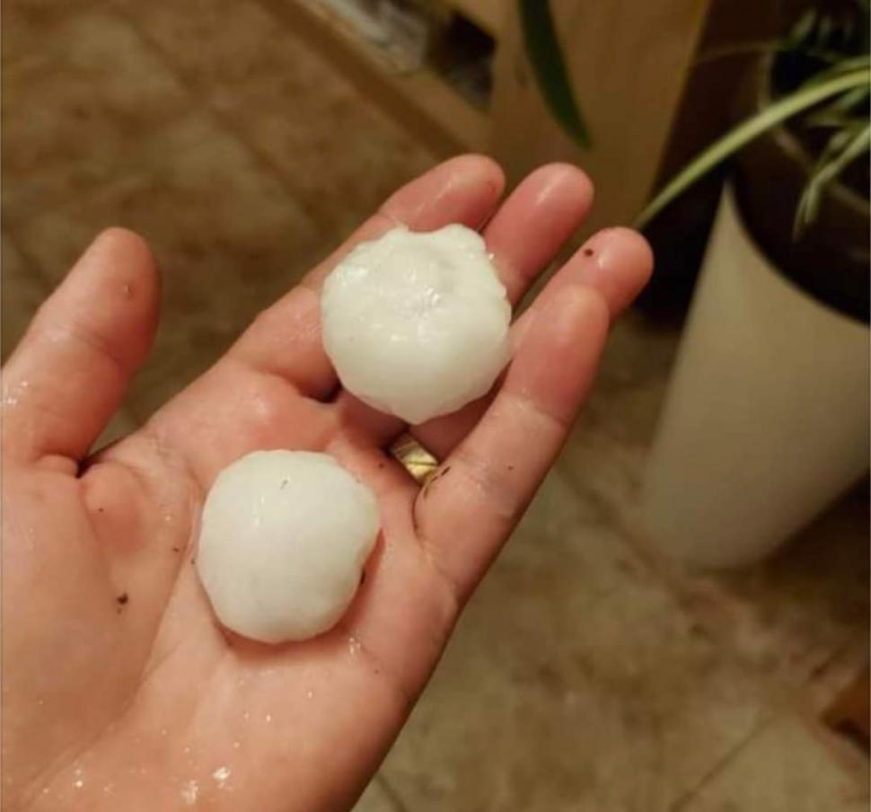 Haos provocat de furtună, la Timișoara: Acoperișuri smulse de vânt, locuințe inundate, grindină cât oul de găină 770185