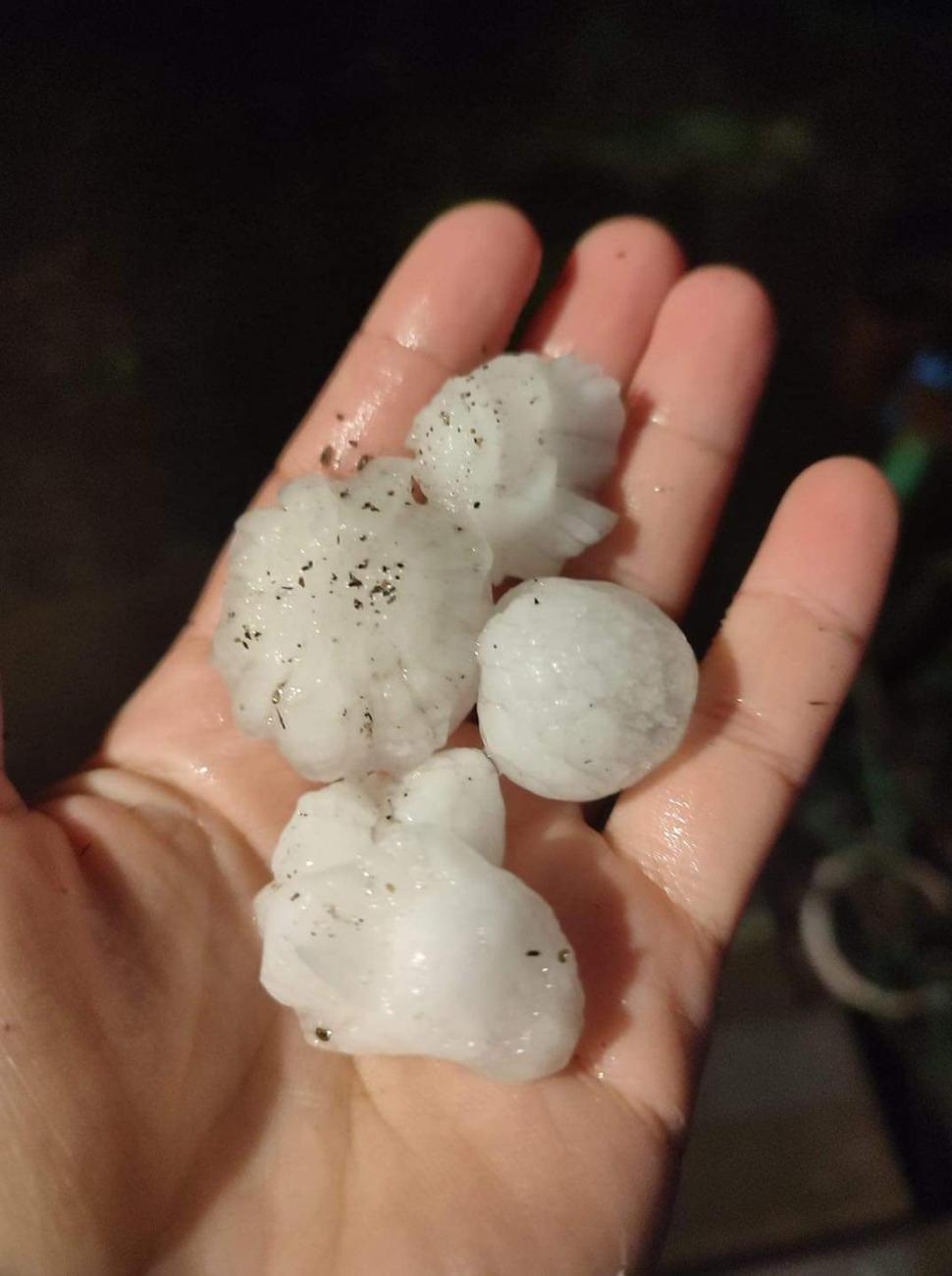 Haos provocat de furtună, la Timișoara: Acoperișuri smulse de vânt, locuințe inundate, grindină cât oul de găină 770186