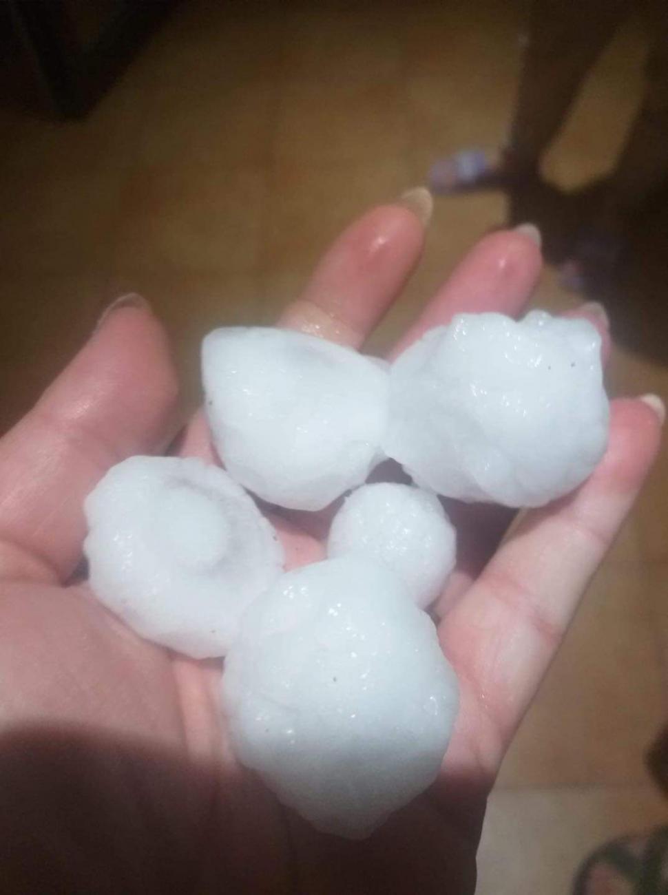 Haos provocat de furtună, la Timișoara: Acoperișuri smulse de vânt, locuințe inundate, grindină cât oul de găină 770187