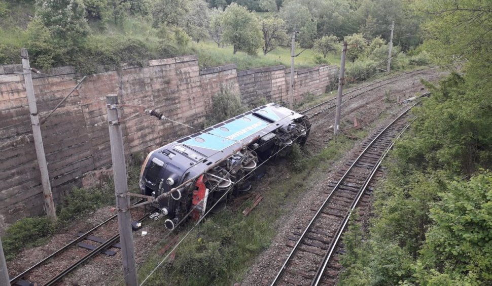 Locomotivă deraiată în Hunedoara. Mecanicul este rănit