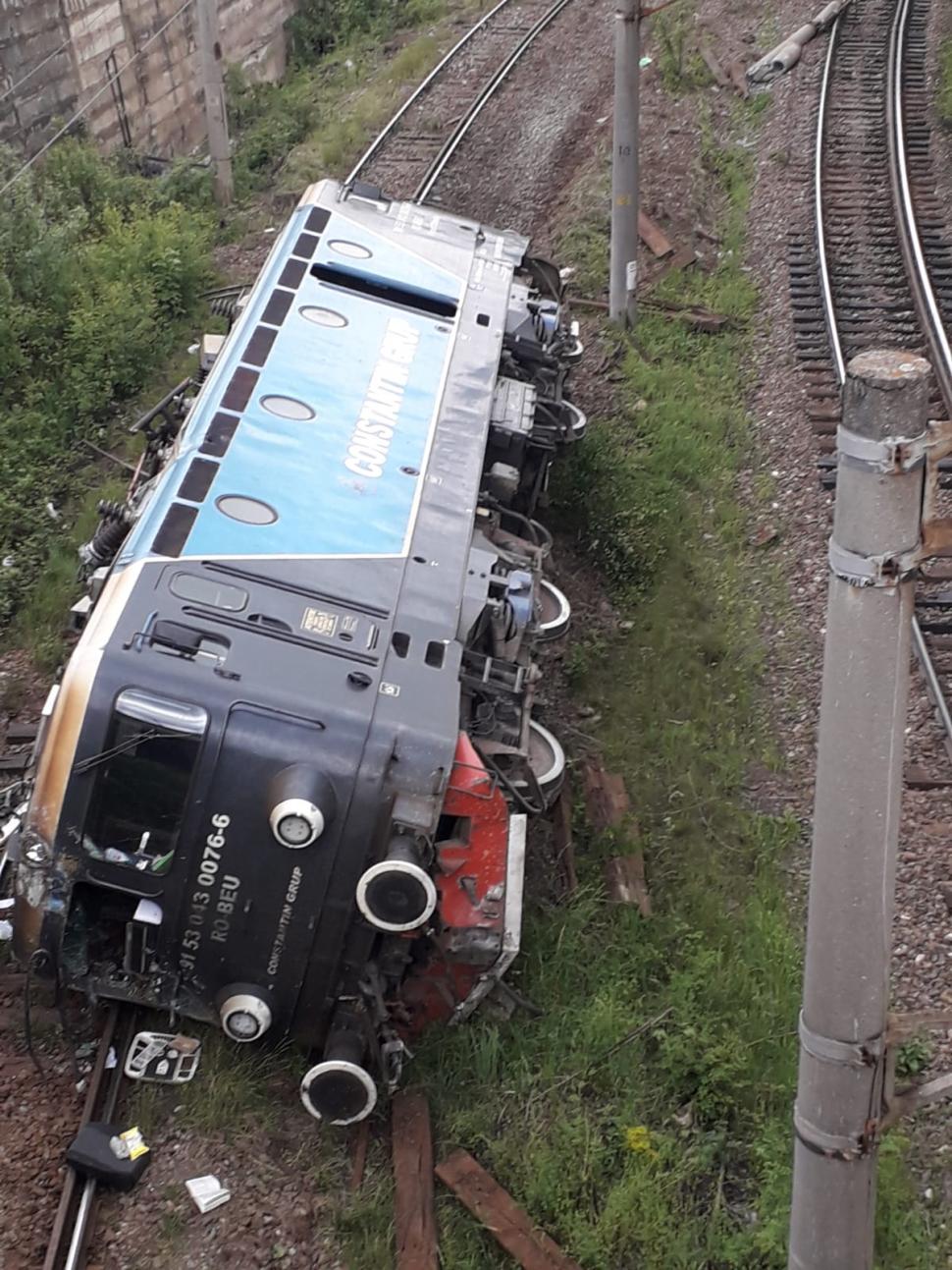 Locomotivă deraiată în Hunedoara. Mecanicul este rănit 770343
