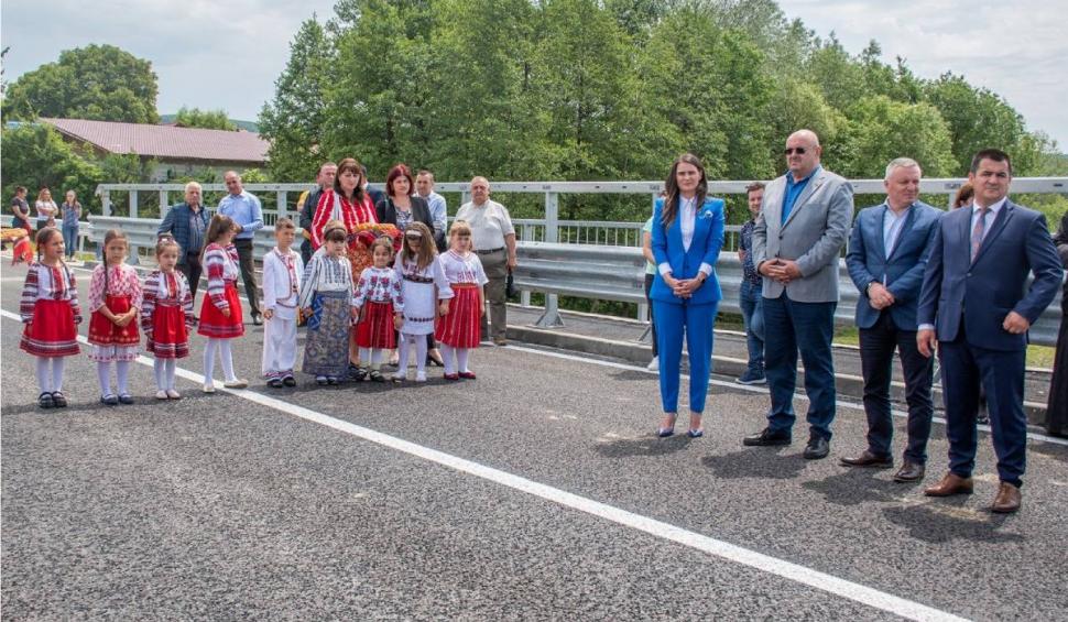 Pod din Argeș, inaugurat cu apă sfințită și copii în port popular: "Uitaţi-vă pe ce lucrare grandioasă o să păşiţi în viaţa asta!" 770237