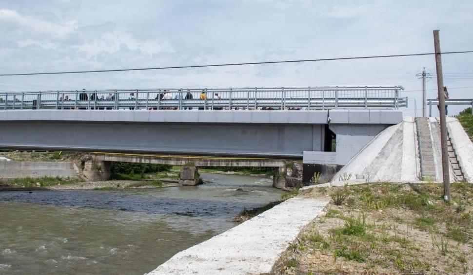 Pod din Argeș, inaugurat cu apă sfințită și copii în port popular: "Uitaţi-vă pe ce lucrare grandioasă o să păşiţi în viaţa asta!" 770238