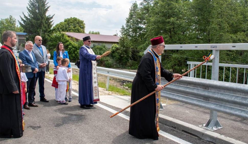 Pod din Argeș, inaugurat cu apă sfințită și copii în port popular: "Uitaţi-vă pe ce lucrare grandioasă o să păşiţi în viaţa asta!" 770239