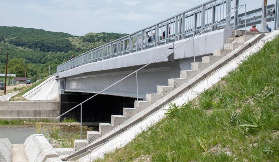 Pod din Argeș, inaugurat cu apă sfințită și copii în port popular: "Uitaţi-vă pe ce lucrare grandioasă o să păşiţi în viaţa asta!" 770240