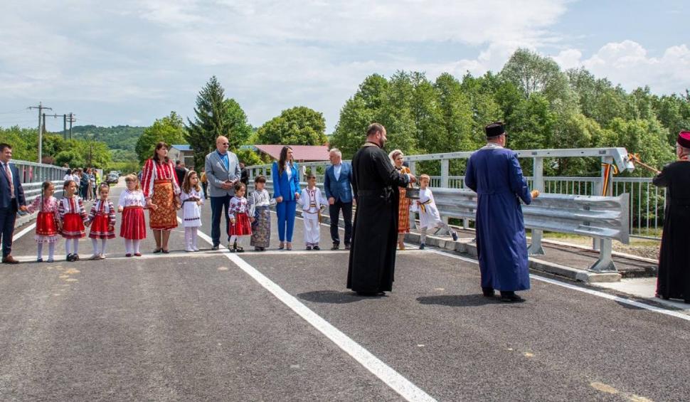 Pod din Argeș, inaugurat cu apă sfințită și copii în port popular: "Uitaţi-vă pe ce lucrare grandioasă o să păşiţi în viaţa asta!" 770243
