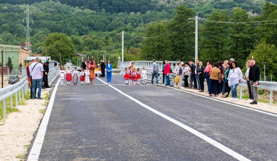 Pod din Argeș, inaugurat cu apă sfințită și copii în port popular: "Uitaţi-vă pe ce lucrare grandioasă o să păşiţi în viaţa asta!" 770245