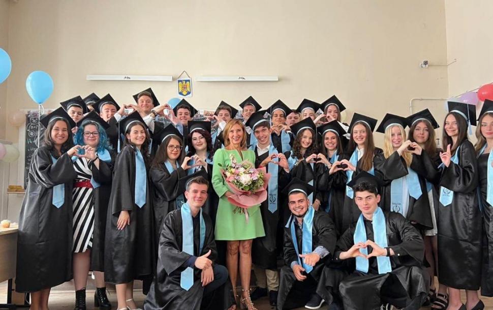 Carmen Iohannis s-a fotografiat cu elevii săi, la final de liceu. Cum și-a făcut apariția Prima Doamnă 770558