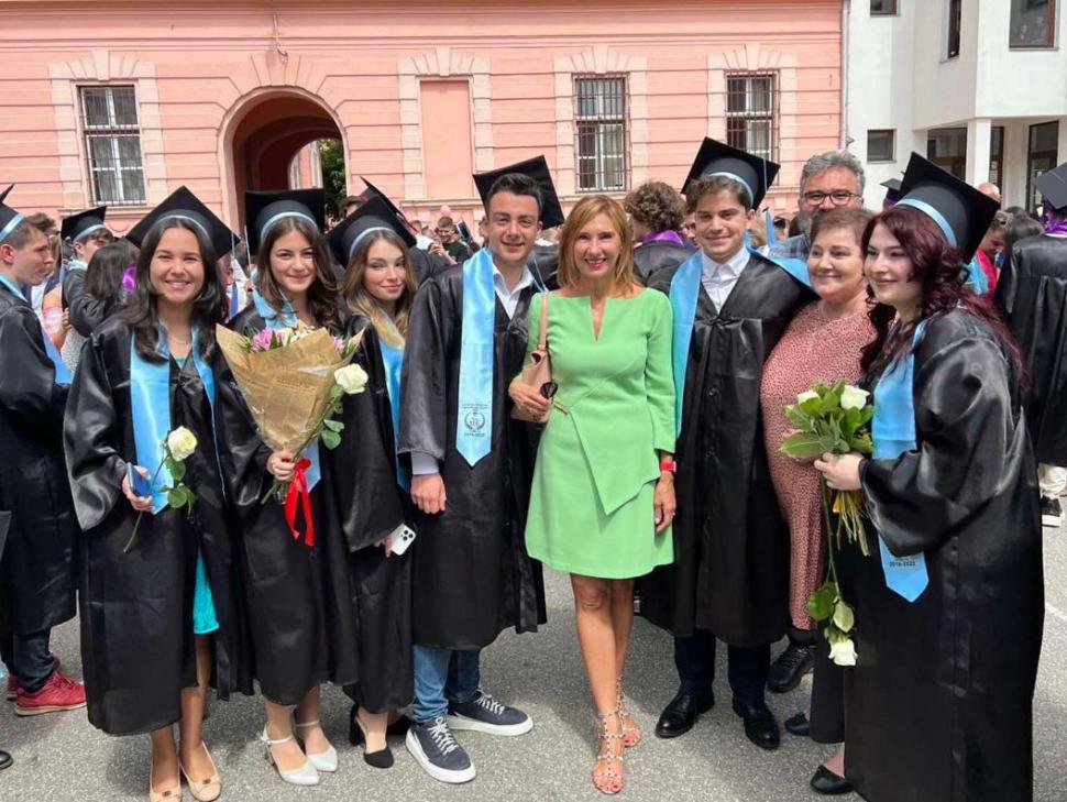 Carmen Iohannis s-a fotografiat cu elevii săi, la final de liceu. Cum și-a făcut apariția Prima Doamnă 770559