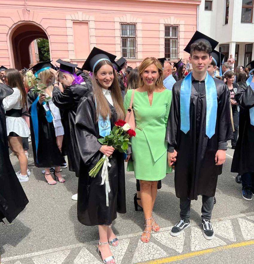 Carmen Iohannis s-a fotografiat cu elevii săi, la final de liceu. Cum și-a făcut apariția Prima Doamnă 770560