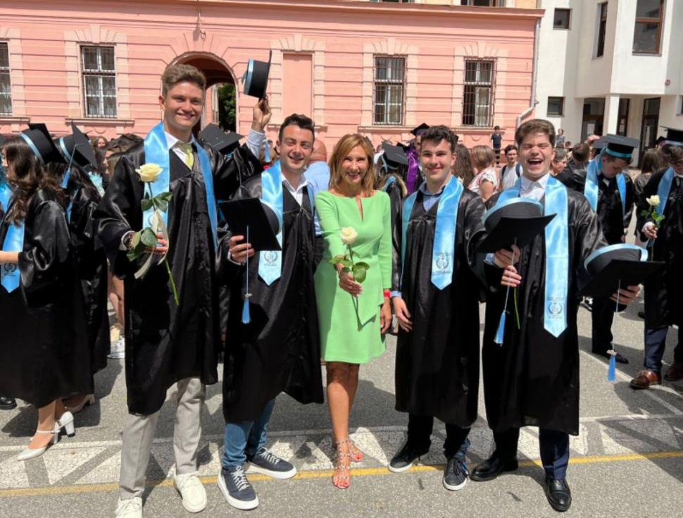 Carmen Iohannis s-a fotografiat cu elevii săi, la final de liceu. Cum și-a făcut apariția Prima Doamnă 770561