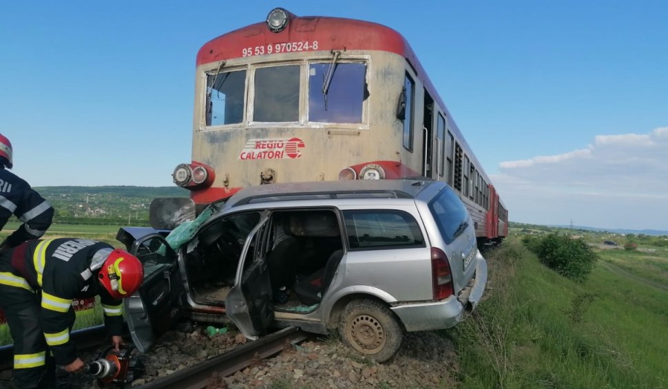 Mașină lovită de trenul personal Hârlău - Iași, în Halta Bădeni. Șoferul a murit pe loc