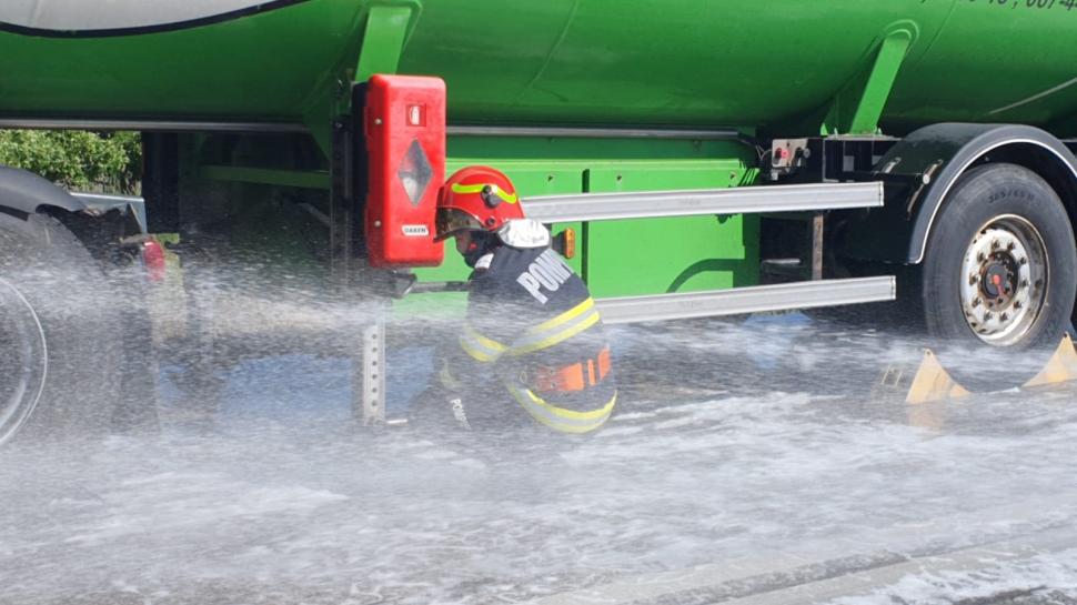 Pericol de explozie după ce o autocisternă cu GPL s-a ciocnit cu un autoturism, la Suceava 770533